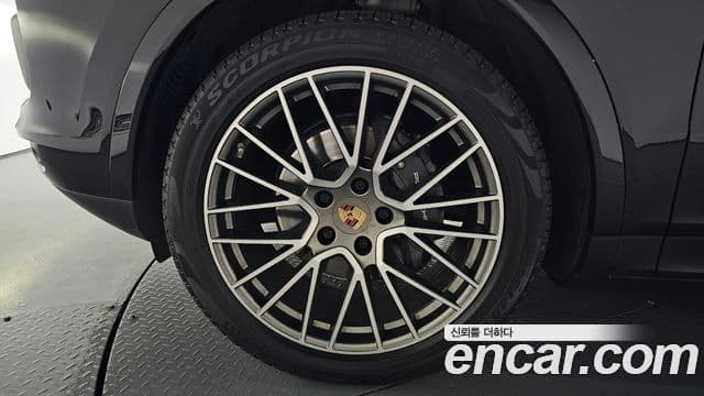 Porsche Cayenne 2023 — ფოტო 5/20