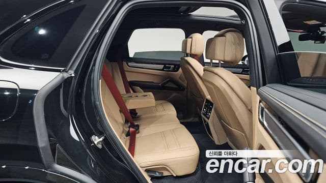 Porsche Cayenne 2023 — ფოტო 11/20