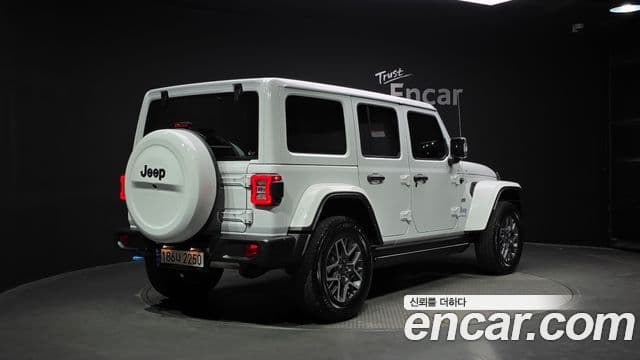 Jeep Wrangler 2022 — ფოტო 2/20