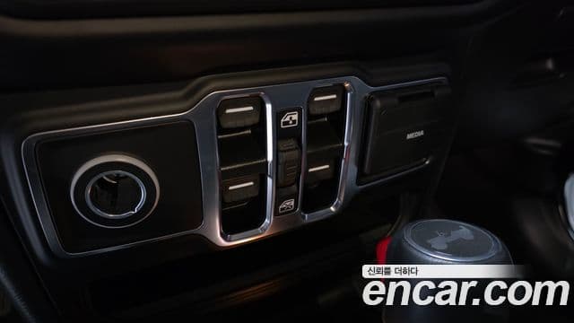 Jeep Wrangler 2022 — ფოტო 19/20