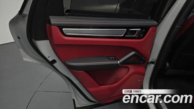 Porsche Cayenne 2022 — Photo 21/35