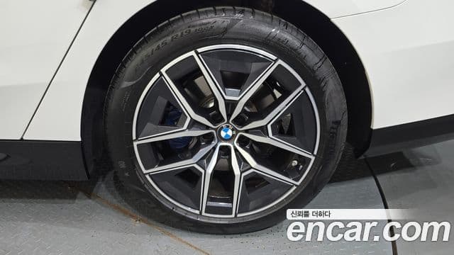 BMW 5 Series 2025 — Photo 18/36