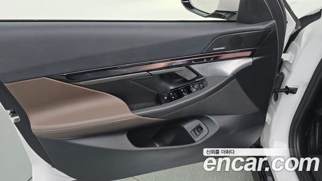 BMW 5 Series 2025 — Photo 32/36