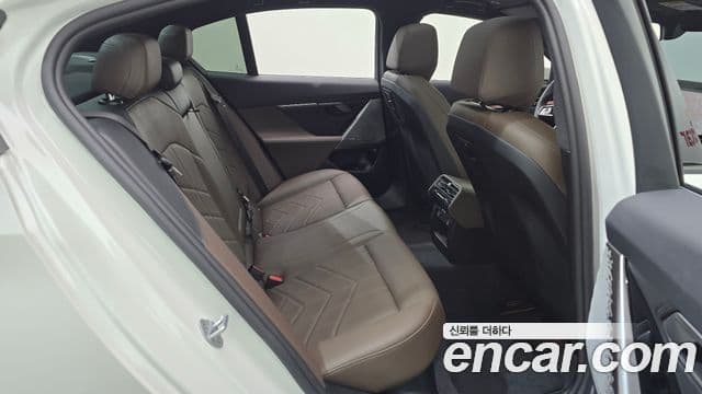 BMW 5 Series 2025 — Photo 12/36