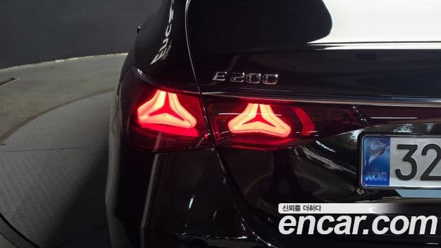 Mercedes-Benz E-Class 2025 — Photo 15/30