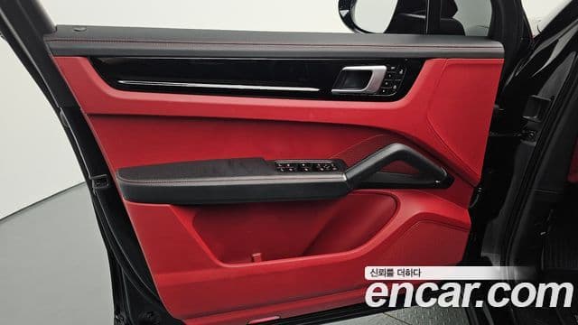 Porsche Cayenne 2019 — ფოტო 16/33