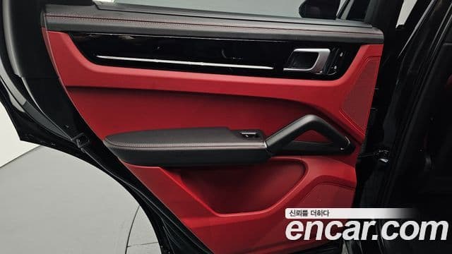 Porsche Cayenne 2019 — ფოტო 31/33