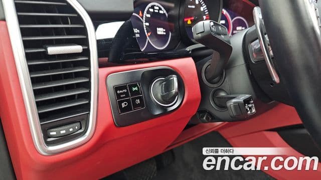 Porsche Cayenne 2019 — ფოტო 11/33