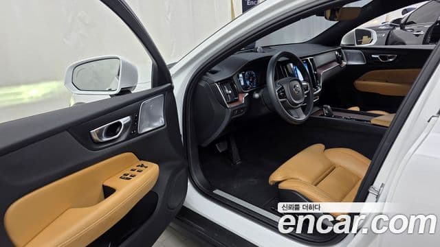 Volvo V60 Cross Country 2021 — Photo 10/33