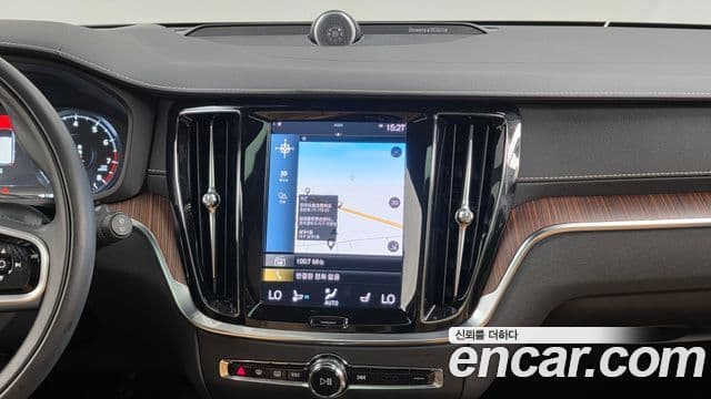 Volvo V60 Cross Country 2021 — Photo 21/33