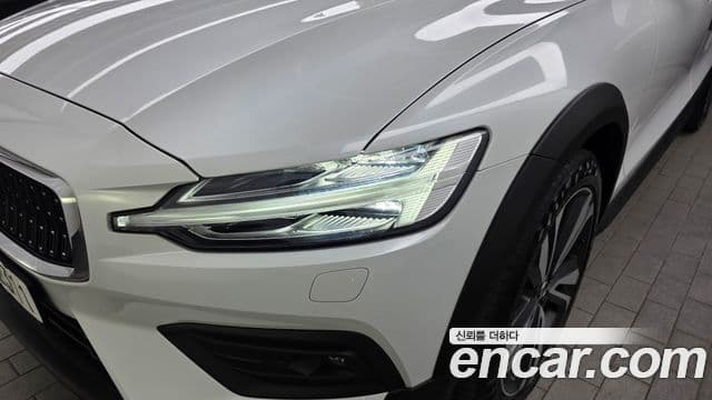 Volvo V60 Cross Country 2021 — Photo 1/33