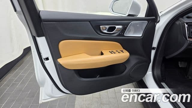 Volvo V60 Cross Country 2021 — Photo 8/33