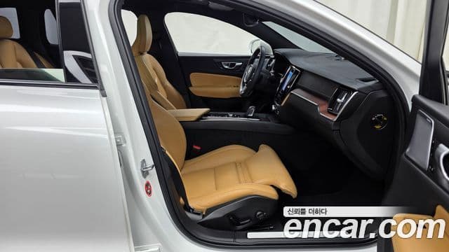 Volvo V60 Cross Country 2021 — Photo 31/33