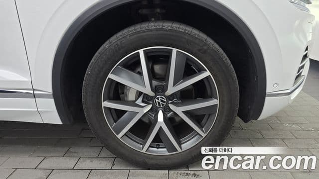 Volkswagen Touareg 2023 — Şəkil 25/32