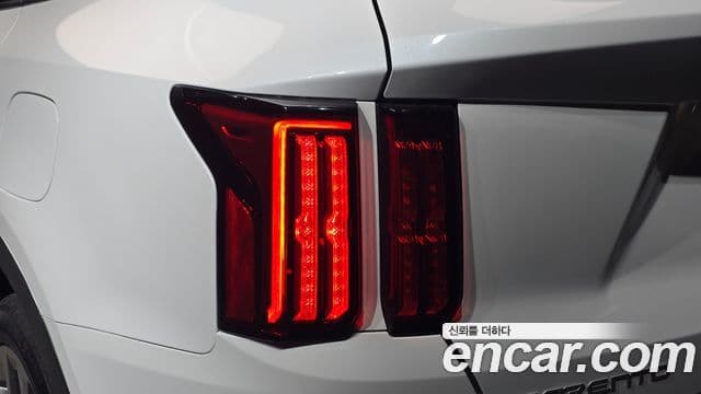 Kia Sorento 2023 — ფოტო 18/32