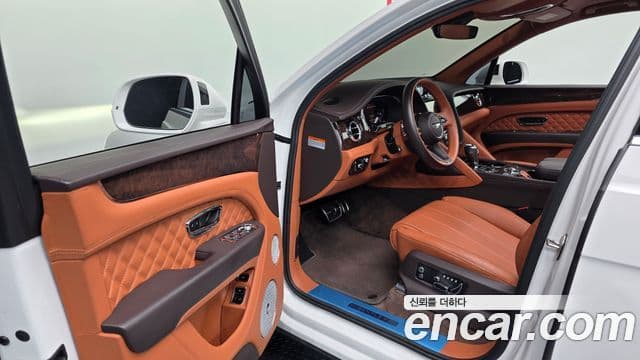 Bentley Bentayga 2022 — ფოტო 10/20