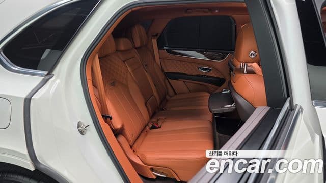 Bentley Bentayga 2022 — ფოტო 11/20