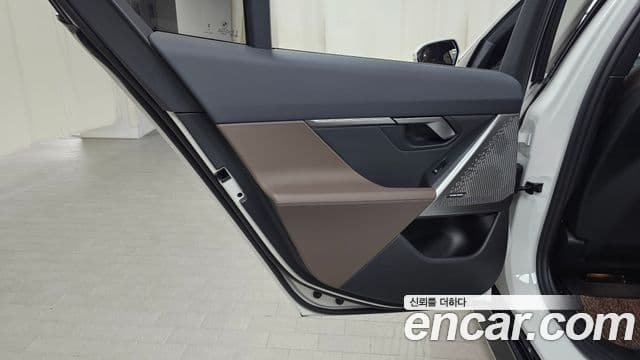 BMW 5 Series 2024 — Photo 23/32