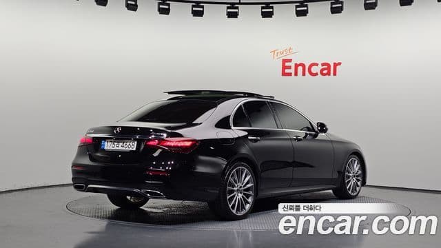 Mercedes-Benz E-Class 2022 — Фото 1/20