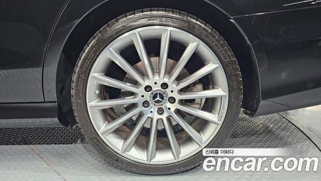 Mercedes-Benz E-Class 2022 — Photo 17/30