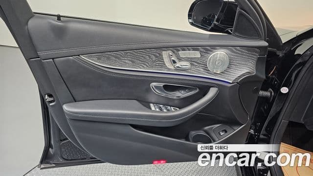 Mercedes-Benz E-Class 2022 — Photo 6/30