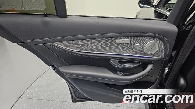 Mercedes-Benz E-Class 2022 — Photo 14/30
