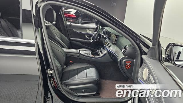 Mercedes-Benz E-Class 2022 — Photo 7/30