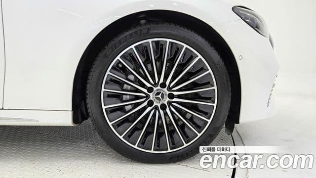 Mercedes-Benz E-Class 2025 — ფოტო 4/17
