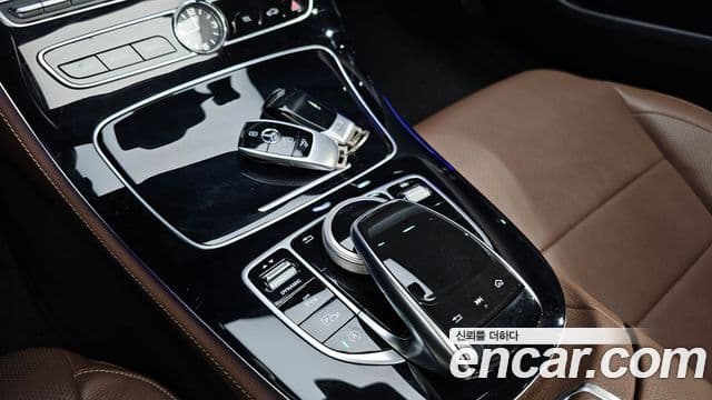 Mercedes-Benz E-Class 2018 — ფოტო 18/20