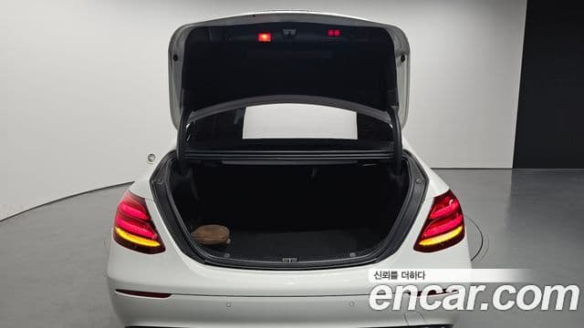 Mercedes-Benz E-Class 2018 — ფოტო 20/20