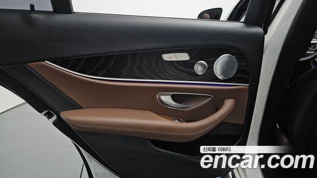 Mercedes-Benz E-Class 2018 — Şəkil 9/35