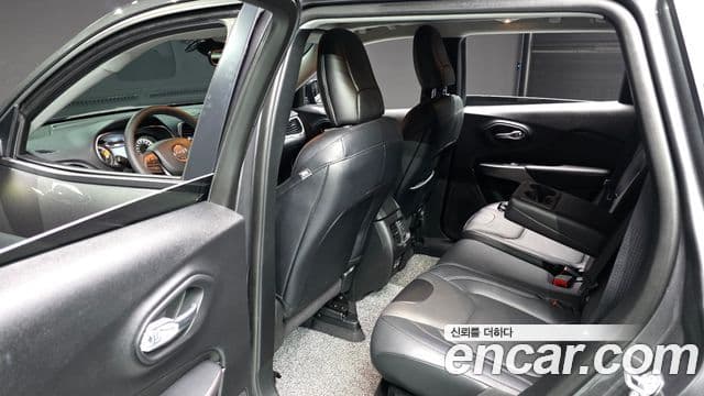 Jeep Cherokee 2022 — ფოტო 12/20