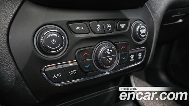 Jeep Cherokee 2022 — ფოტო 16/20