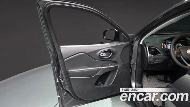 Jeep Cherokee 2022 — Photo 14/33