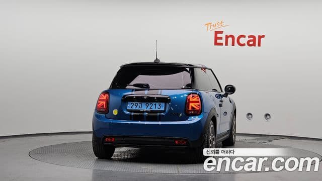 Mini Cooper Electric 2022 — ფოტო 8/30