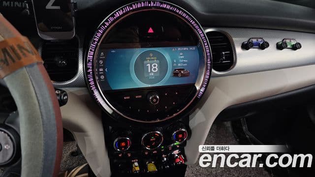 Mini Cooper Electric 2022 — ფოტო 28/30