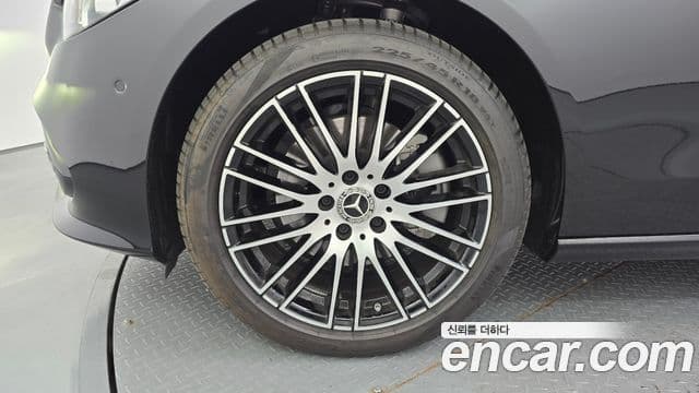 Mercedes-Benz C-Class 2025 — ფოტო 5/20