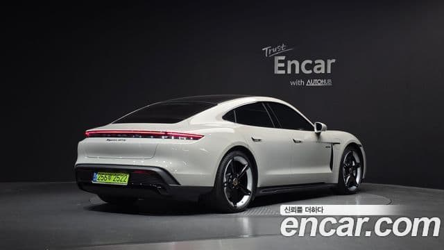 Porsche Taycan 2024 — ფოტო 12/36