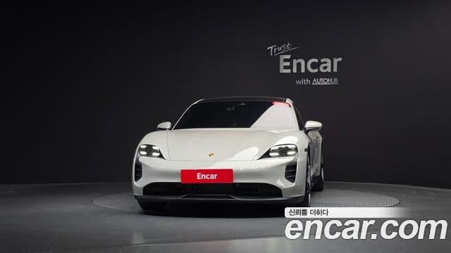 Porsche Taycan 2024 — ფოტო 26/36