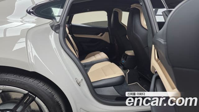 Porsche Taycan 2024 — ფოტო 16/36