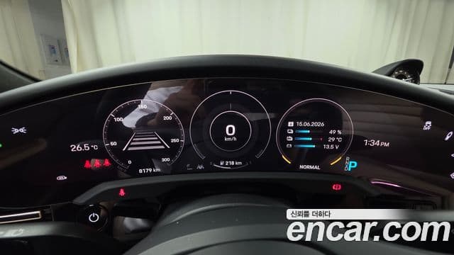 Porsche Taycan 2024 — ფოტო 27/36