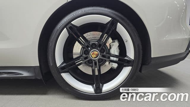 Porsche Taycan 2024 — ფოტო 21/36