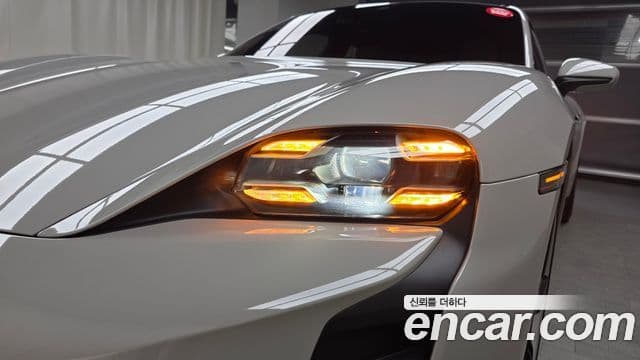 Porsche Taycan 2024 — ფოტო 20/36