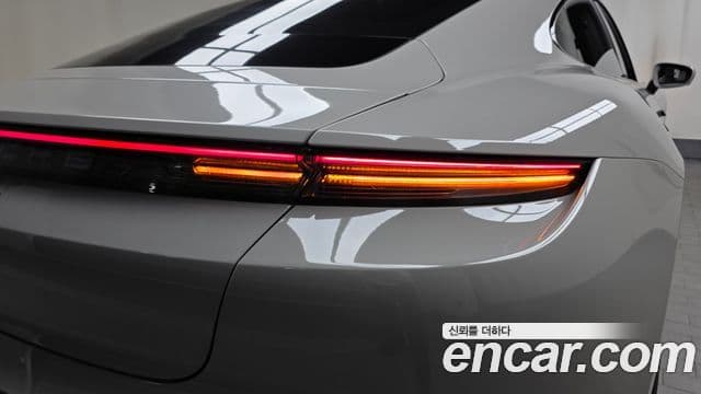 Porsche Taycan 2024 — ფოტო 6/36