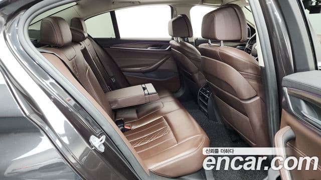 BMW 5 Series 2018 — Şəkil 10/20