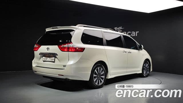 Toyota Sienna 2018 — ფოტო 2/20