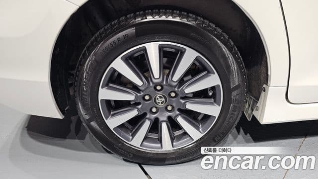 Toyota Sienna 2018 — ფოტო 5/20