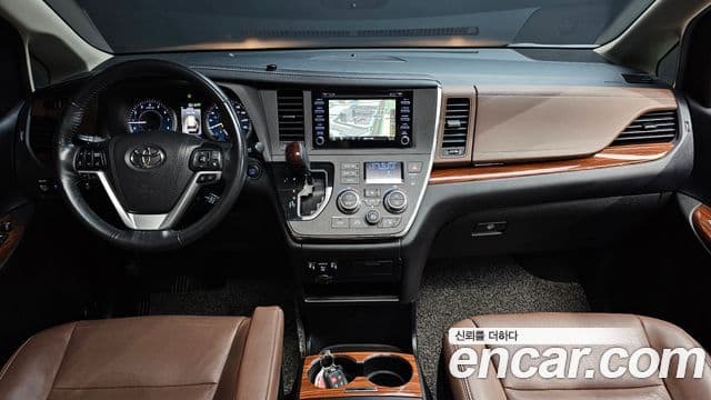 Toyota Sienna 2018 — ფოტო 7/20