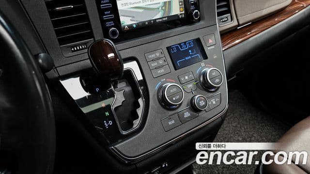 Toyota Sienna 2018 — ფოტო 9/20