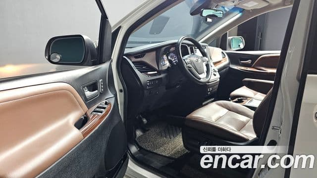Toyota Sienna 2018 — фото 10 из 20